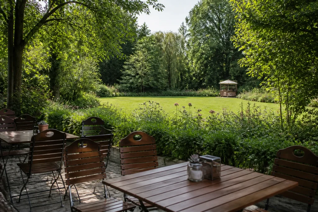 Getrennter Gästebereich und vorsichtig platzierte Ablenkfütterung im Garten